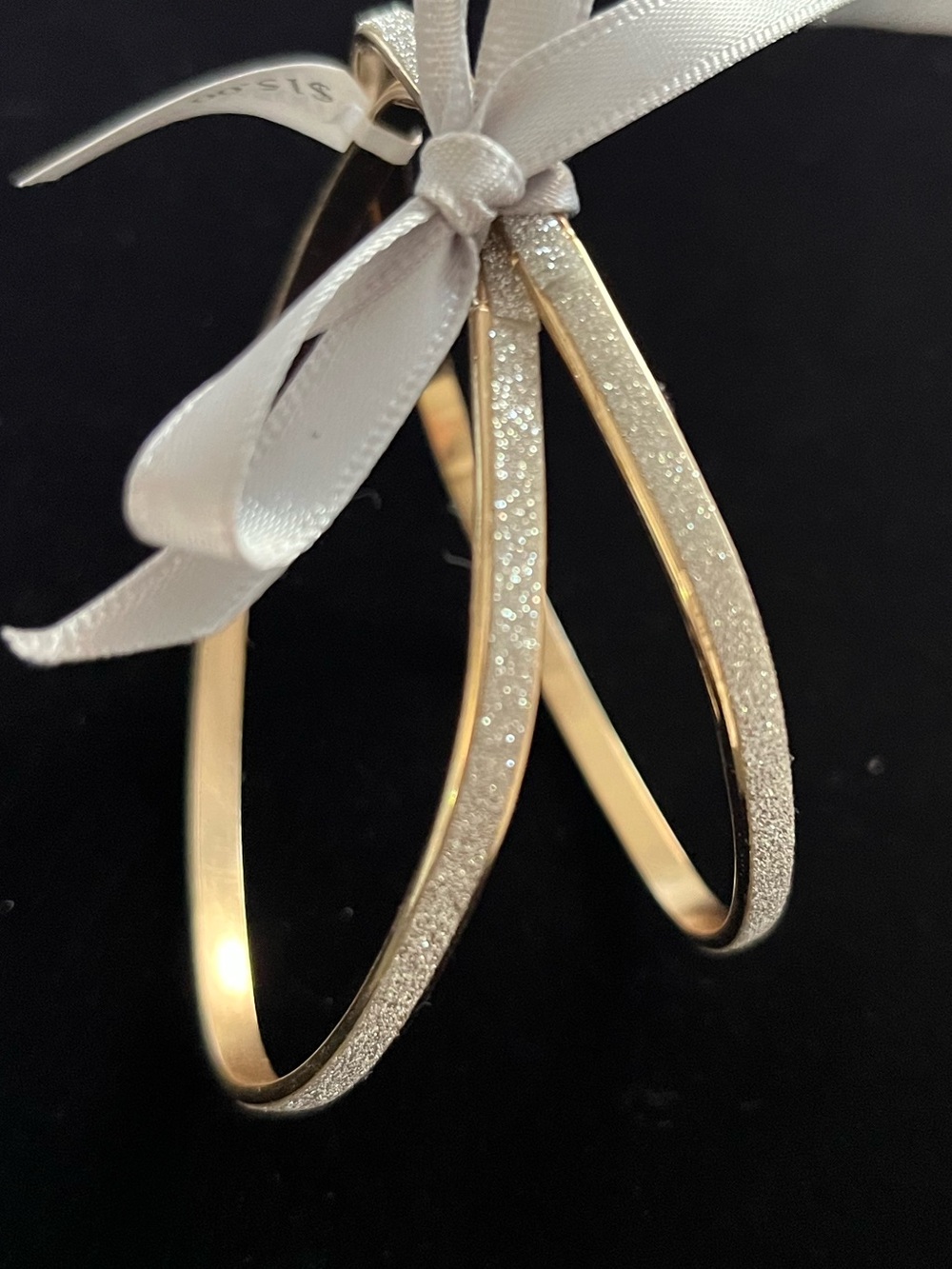 Gold bagel set with diamond dust